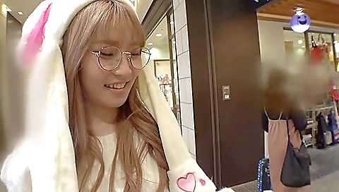 淫乱麻美ゆま、エキゾチックな手コキとディルド/玩具でJav Movie