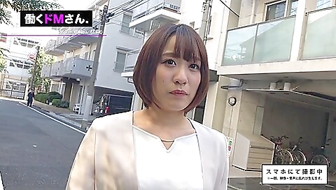 宮地ユリカがストッキングを履いて、足コキをしています。