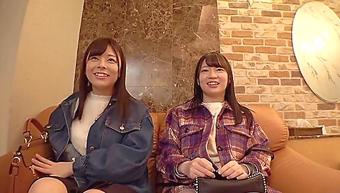 女子大生2人をラブホで脱がダブル巨乳の美女二人とハーレム逆3P