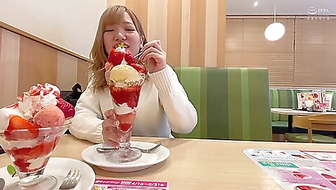 めちゃ可愛い金髪エロギャル女子が中年チンポを咥えてイチャラブセックス