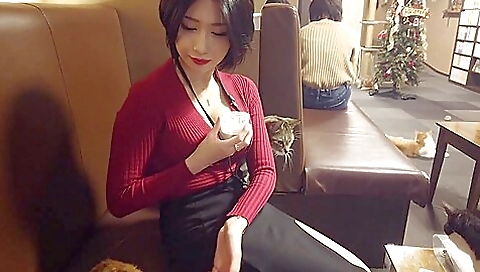 スケベな身体で男を誘う小悪魔ボディのGカップ巨乳美女